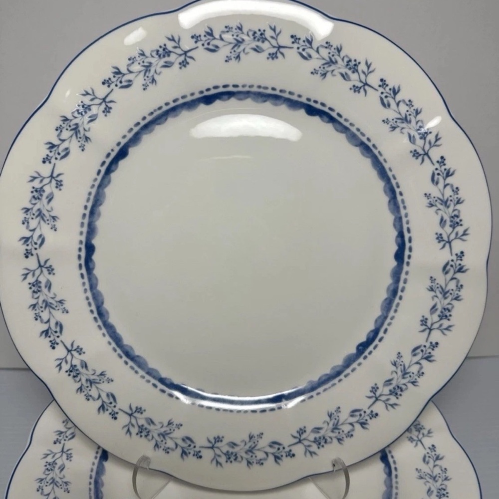 Grace Teaware Blue & White Scalloped Floral 10.5” Dinner Plates Set 4 New - Picture 2 of 5